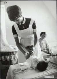 Afbeeldingsresultaat voor kraamverzorgster 1950