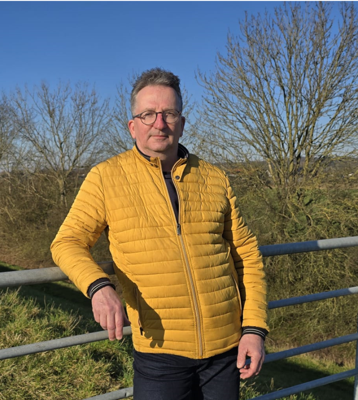 Afbeelding met persoon, kleding, buitenshuis, hemel

Automatisch gegenereerde beschrijving